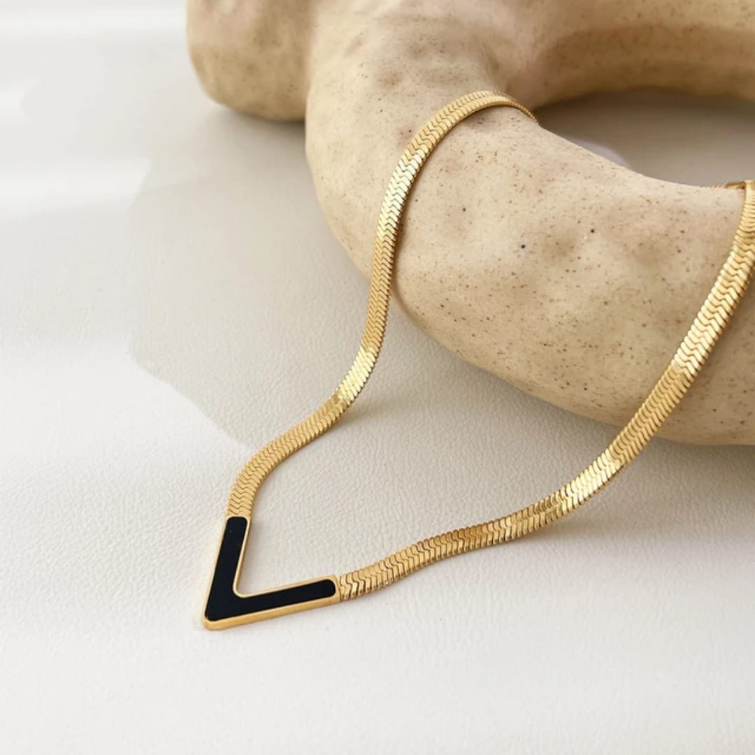 Vira Noir Necklace